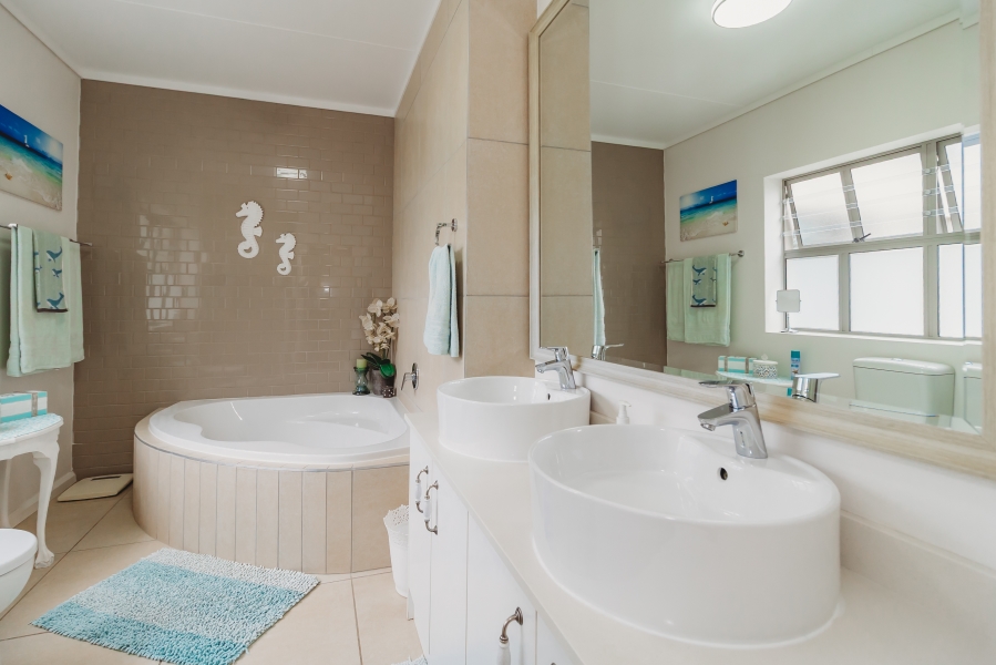 4 Bedroom Property for Sale in Mont Fleur Mountain Estate Western Cape